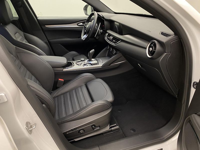 Alfa Romeo Stelvio VELOCE 2.2JTDm Q4 AUT - fotka 23 z 56