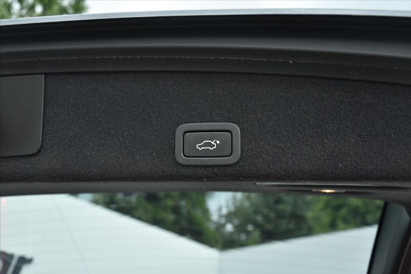 Volvo XC60 2.0 T6 225kW AWD R-DESIGN ČR - fotka 28 z 28