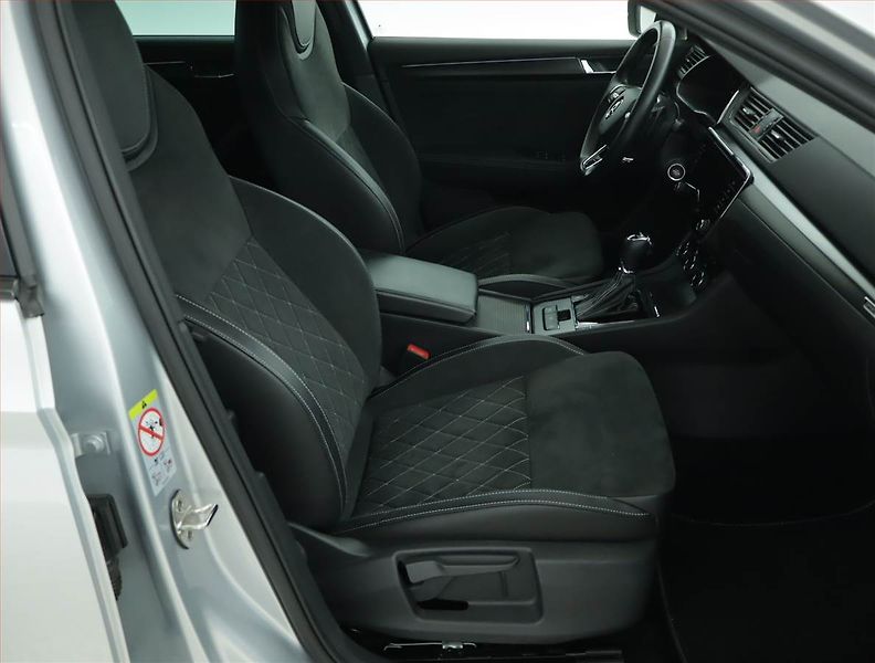 Škoda Superb (2023) Sportline 2.0 TDI - fotka 9 z 18