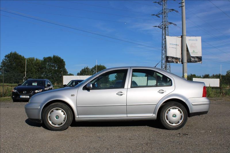 Volkswagen Bora 1,6 i  KLIMA, STK 7/2027 - fotka 7 z 19