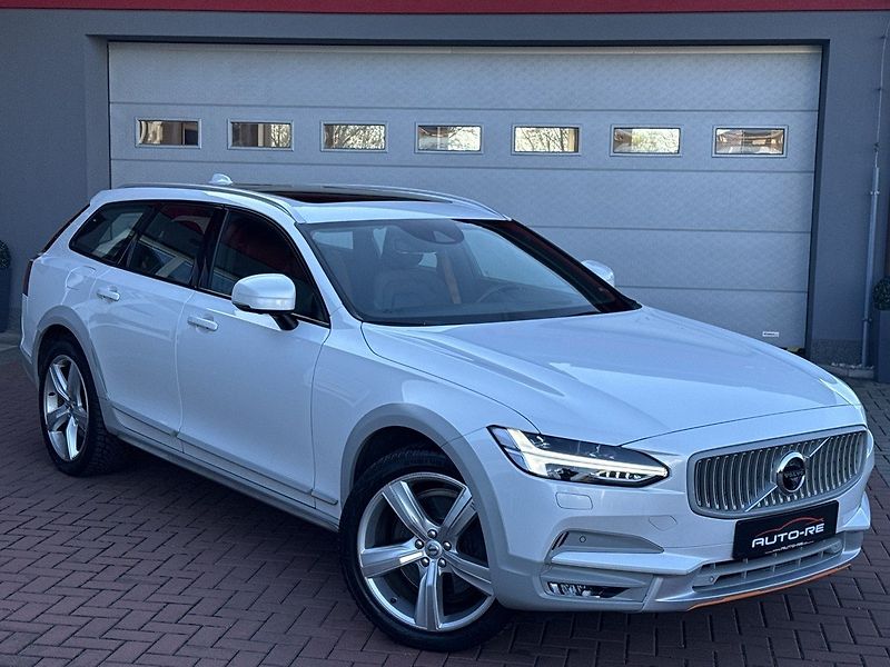 Volvo V90 (2018) 2.0D AWD Ocean Race LED - fotka 1 z 46
