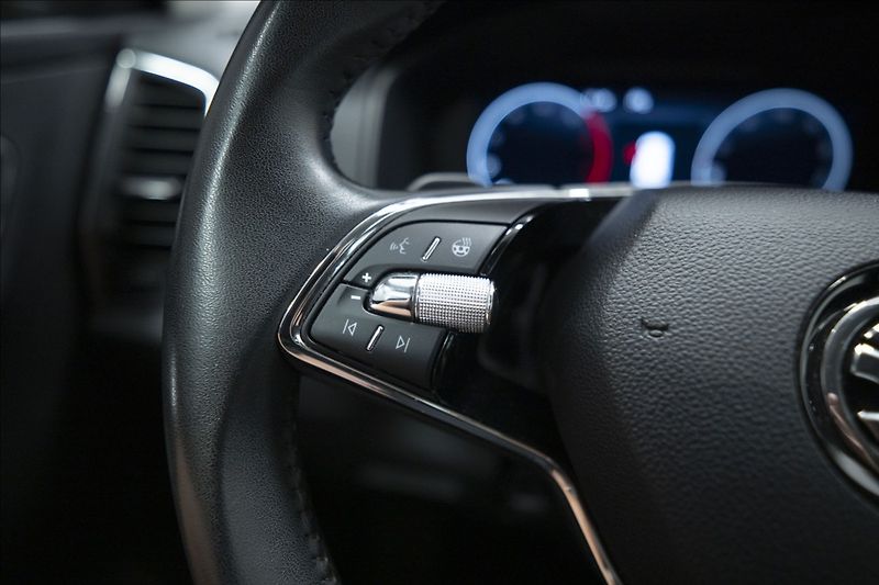 Škoda Karoq 2,0 TDI DSG 4x4 NAVI KAMERA ČR - fotka 33 z 40