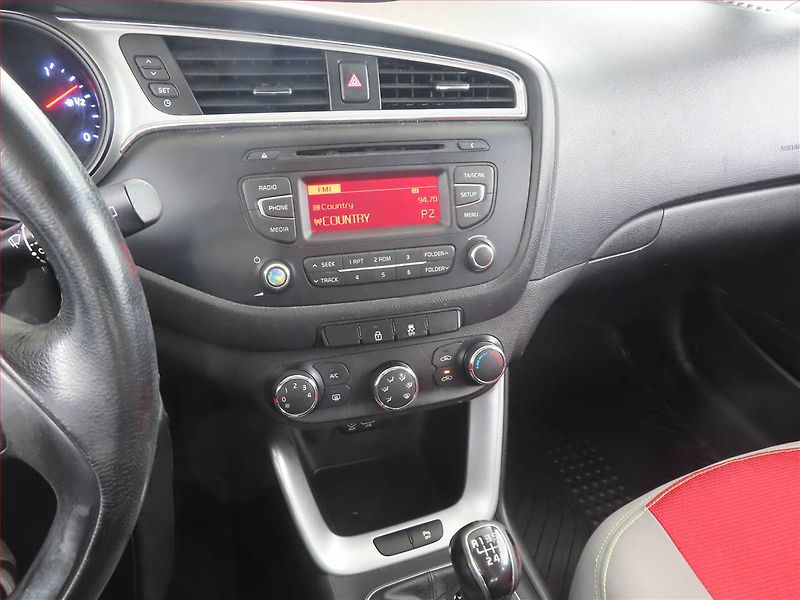 Kia Ceed (2015) 1.4 CVVT, ČR,1.maj, Serv.kniha - fotka 12 z 16