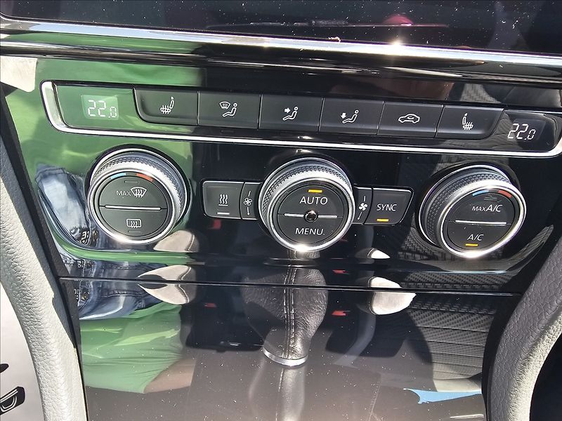 Volkswagen Golf 1,4TSi R-Line Webasto NAVI - fotka 22 z 43