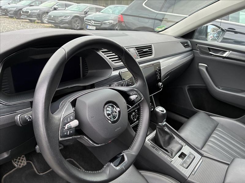 Škoda Superb 2,0 STYLE,PANORAMA,TAŽNÉ,LED - fotka 9 z 36