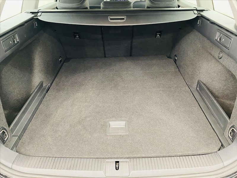 Volkswagen Passat 2,0 TDI 110kW Elegance - fotka 19 z 22