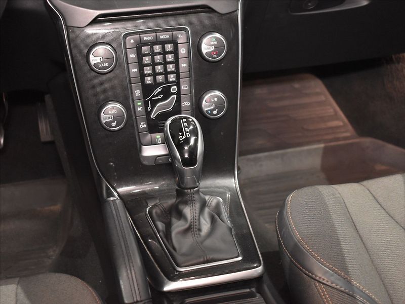 Volvo V40 2,0 D3 Cross Country Adapt.tem - fotka 12 z 25