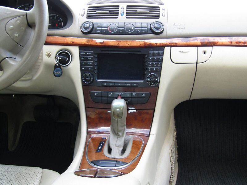 Mercedes-Benz Třídy E (2005) E 320 165kW AUTOMAT BEZ MĚCHŮ - fotka 17 z 35