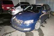 Namol opilý řidič demoloval ploty i stojící automobily.