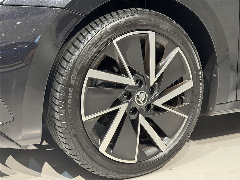 Škoda Octavia 2,0 TDi  Sportline Virtual LED - fotka 6 z 49