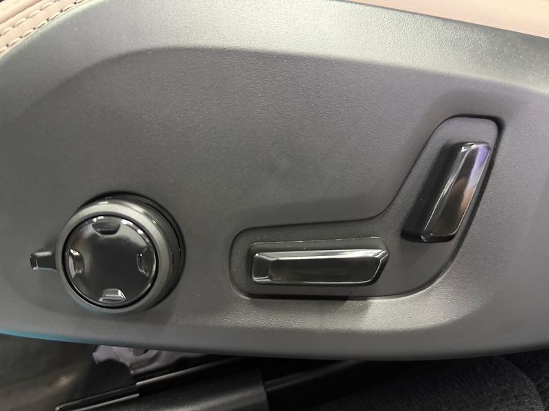 Volvo XC90 T8 AWD DARK PLUS, CHARCOAL, VZ - fotka 25 z 33