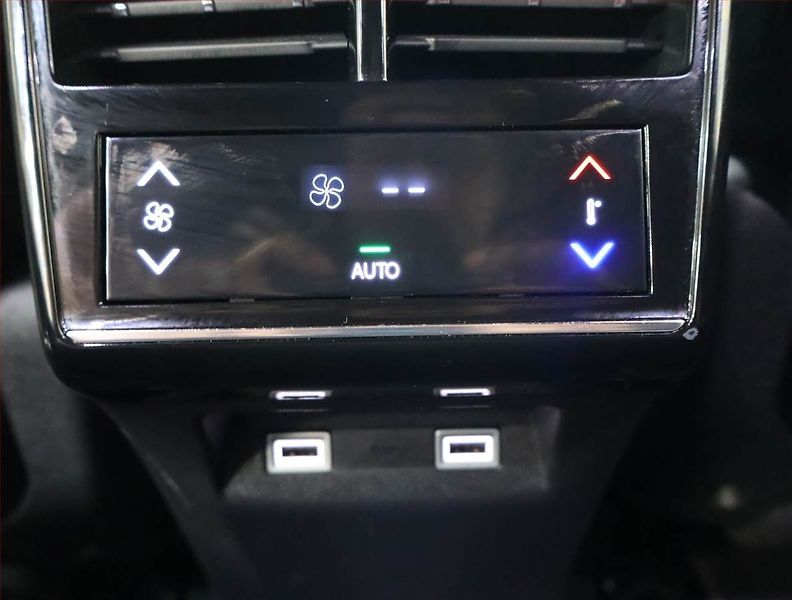 DS Automobiles DS7 Crossback (2021) E-Tense 4x4 - fotka 29 z 31