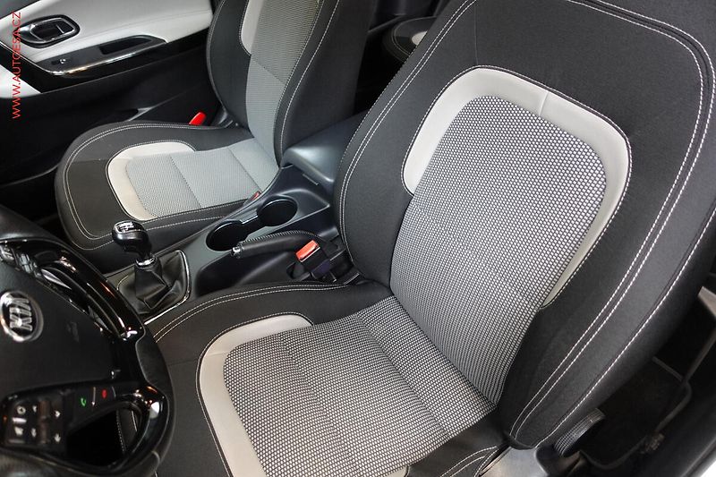 Kia Ceed (2016) 1.6CRDi, Navi, AC - fotka 9 z 23