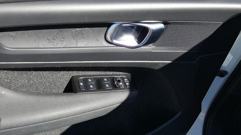 Volvo XC40 T2 FWD Momentum Core - fotka 9 z 21