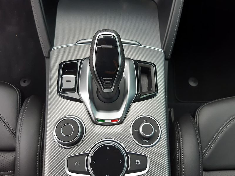 Alfa Romeo Stelvio (2025) Veloce 4x4 2,2 MTJ  210PS - fotka 23 z 34