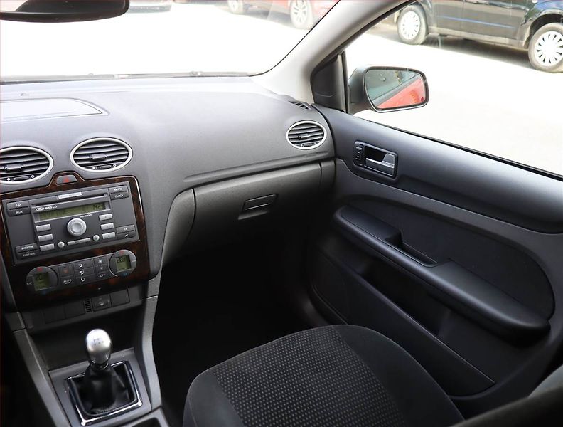 Ford Focus (2005) 1.6 i, servisované - fotka 8 z 19