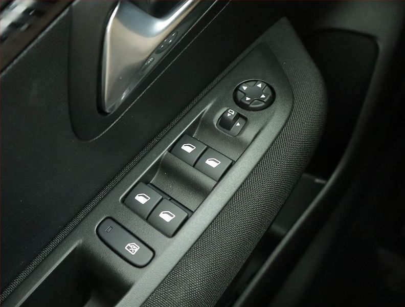 Peugeot 208 (2021) 50 kWh, SoH 89%, Automat - fotka 15 z 17