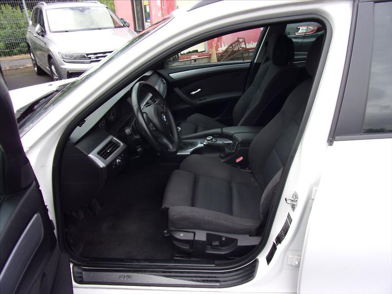 BMW Řada 5 3,0 525d xDrive Touring - fotka 14 z 23