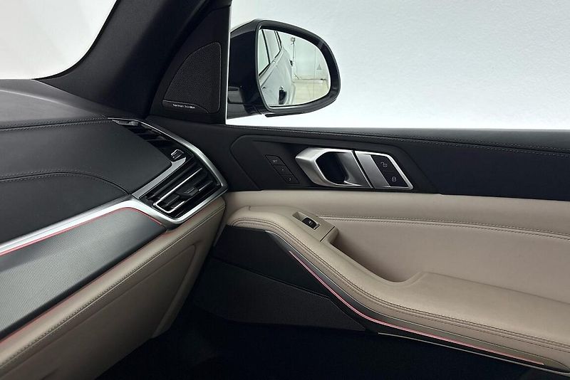 BMW X5 M50i - fotka 20 z 30