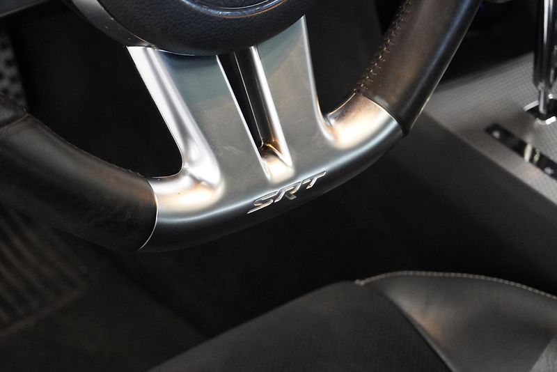 Dodge Charger 6.4 HEMI SRT 8 AUTOMAT - fotka 19 z 39