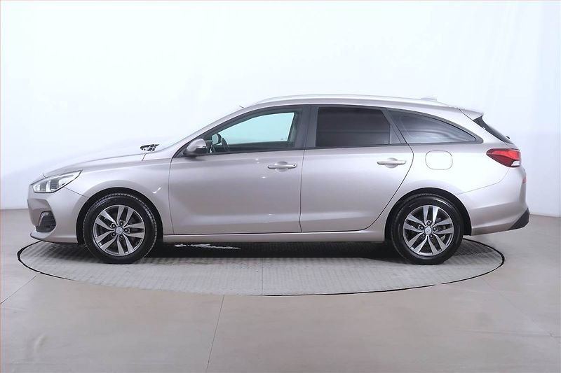 Hyundai i30 (2020) Family Comfort 1.6 CRDi - fotka 3 z 20