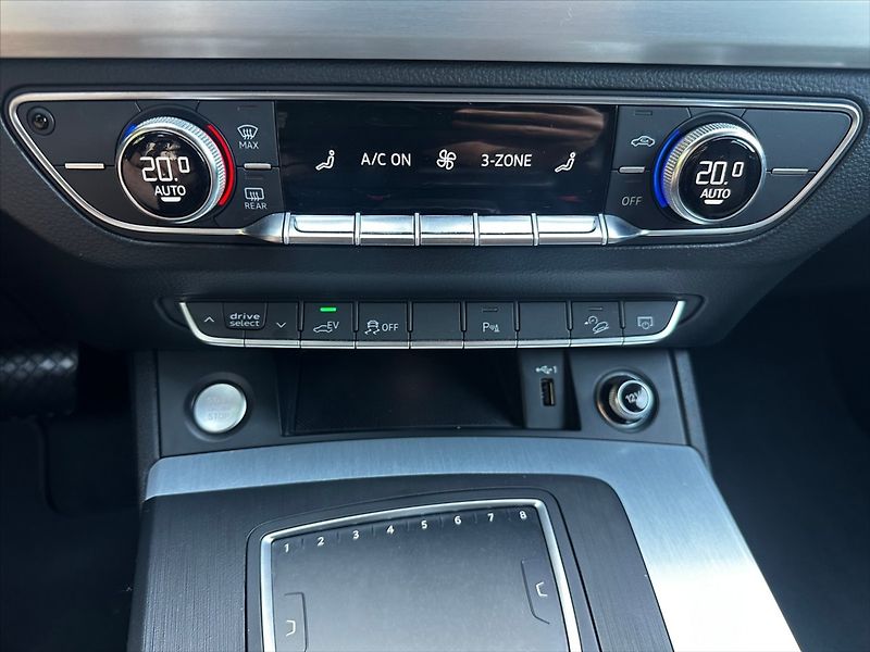 Audi Q5 2,0 TFSi 270kW-VIRTUAL-S Line - fotka 31 z 48