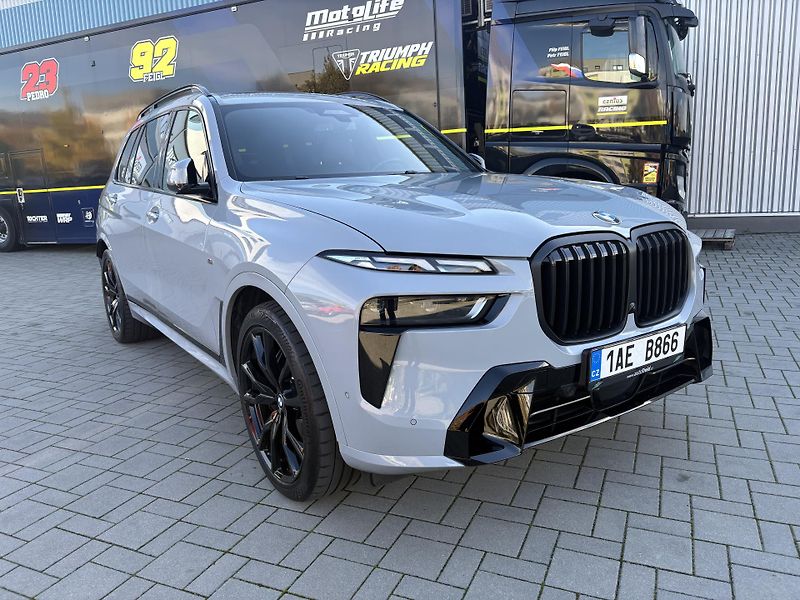BMW X7 (2024) xDrive 40i - fotka 3 z 33