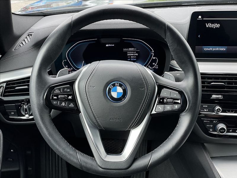 BMW Řada 5 2,0 530e xDrive A8 Luxury Line - fotka 8 z 22