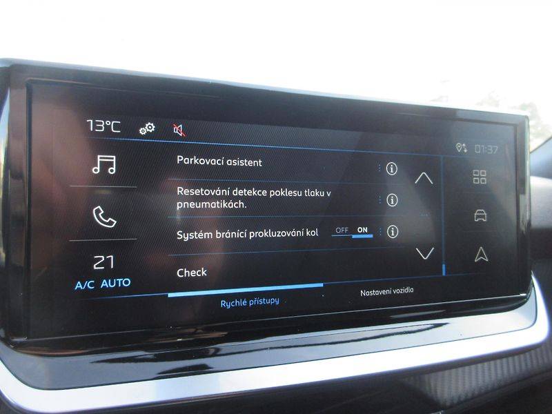 Peugeot 2008 STYLE PureTech 100 S&S MAN6 - fotka 27 z 36