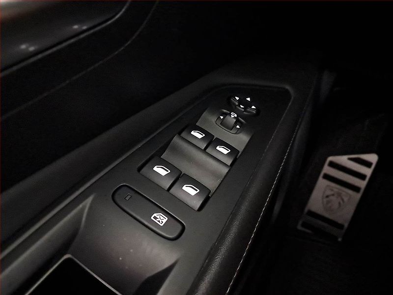Peugeot 3008 (2020) 1.5 BlueHDi, Automat - fotka 16 z 19