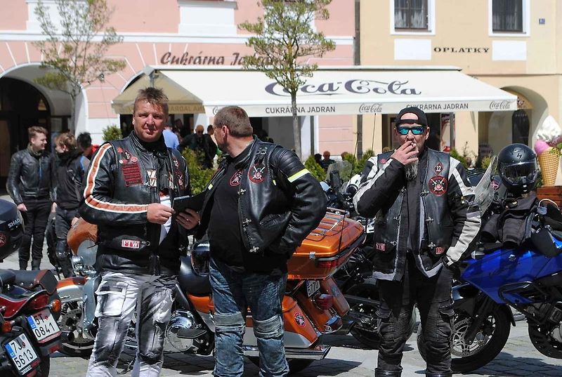 Třeboňské Masarykovo náměstí bylo motorkami doslova našlapané. Stovkám strojů požehnal tamní kaplan Jiří Kalaš.