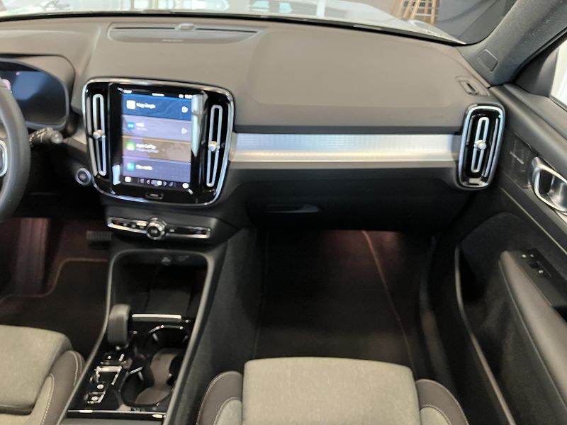 Volvo XC40 B3 FWD Plus Dark AT7 - fotka 15 z 40