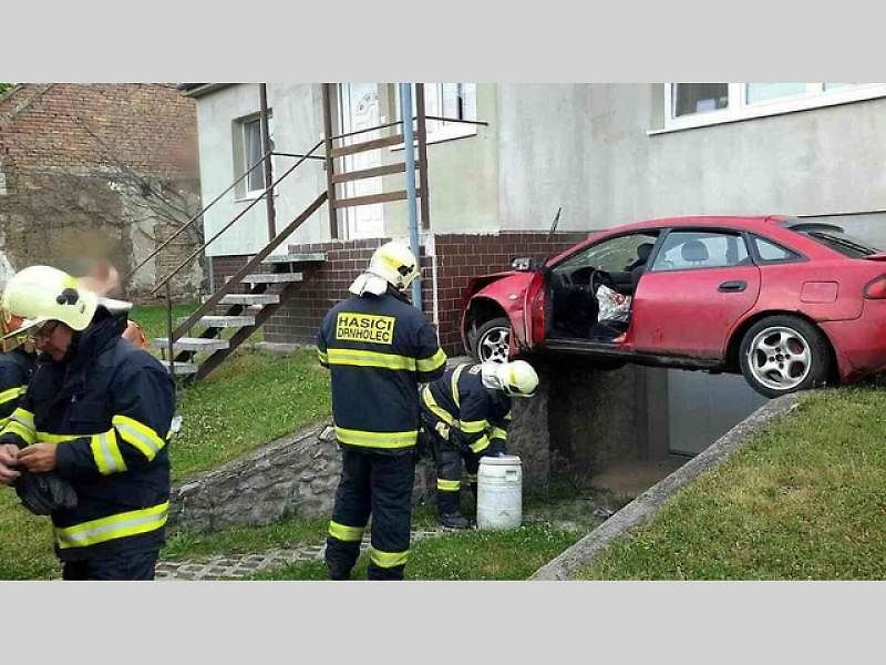 Mazda skončila po nehodě v kuriózní pozici.