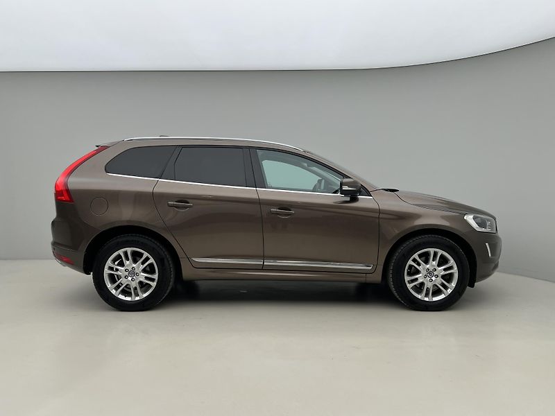 Volvo XC60 D5 AWD SUMMUM AUT CZ - fotka 9 z 38