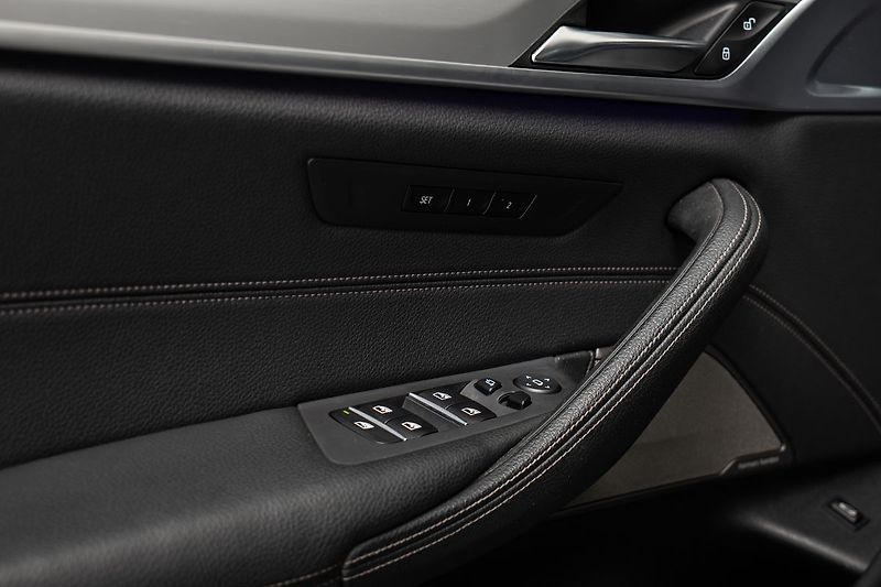 BMW M5 d xDrive/HarmanKardon/Ventilov - fotka 17 z 24