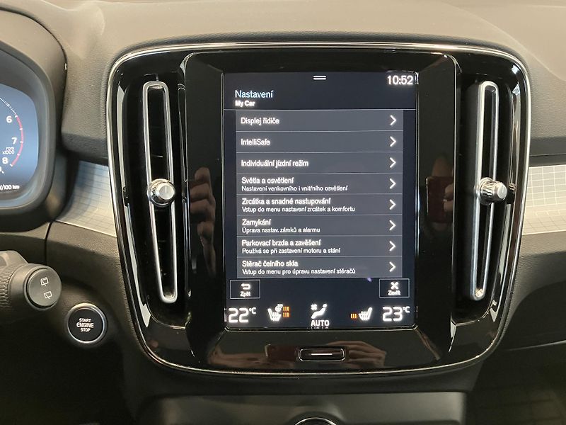 Volvo XC40 B4 Momentum Advance AT8 - fotka 36 z 41