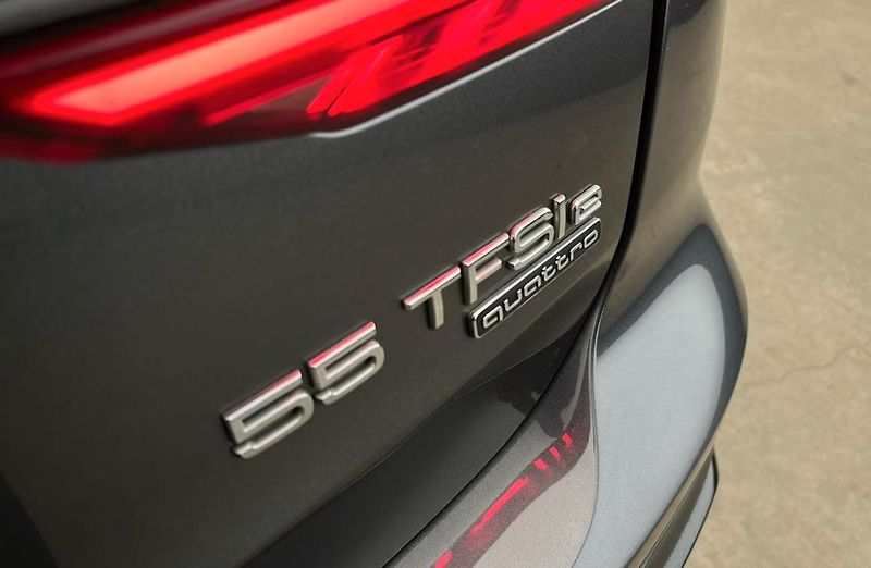 Audi A6 Avant 55 e TFSI Q S-Line Matrix Taž  - fotka 29 z 29