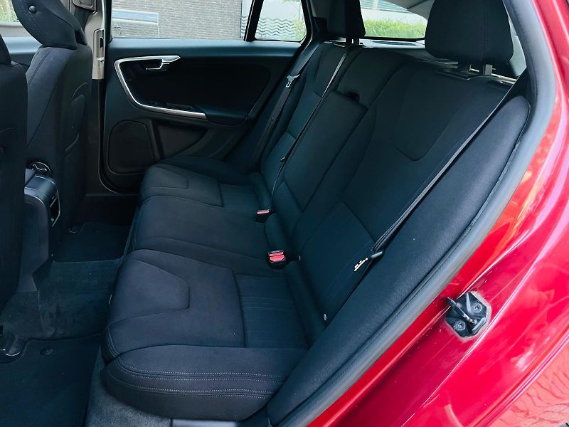 Volvo V60 2.0D4 5VÁLEC SERVISKA TAŽNÉ - fotka 33 z 48