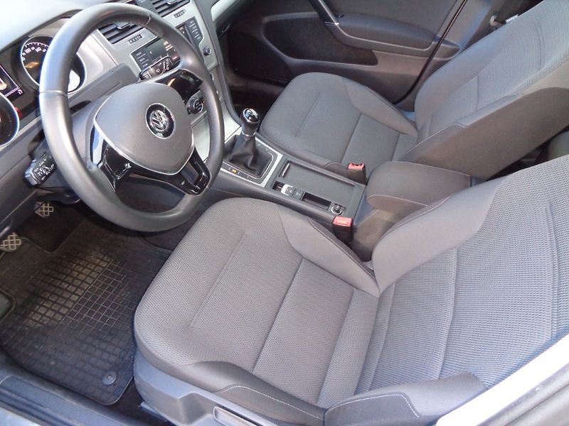 Volkswagen Golf Comfortline  1.2 TSI  81 kW M6 - fotka 10 z 24