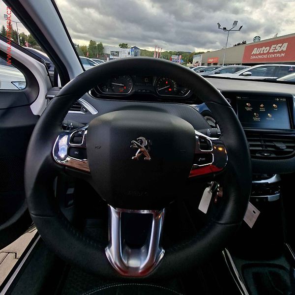 Peugeot 2008 (2019) 1.2PT, 1.maj,ČR, Active, AC - fotka 14 z 19