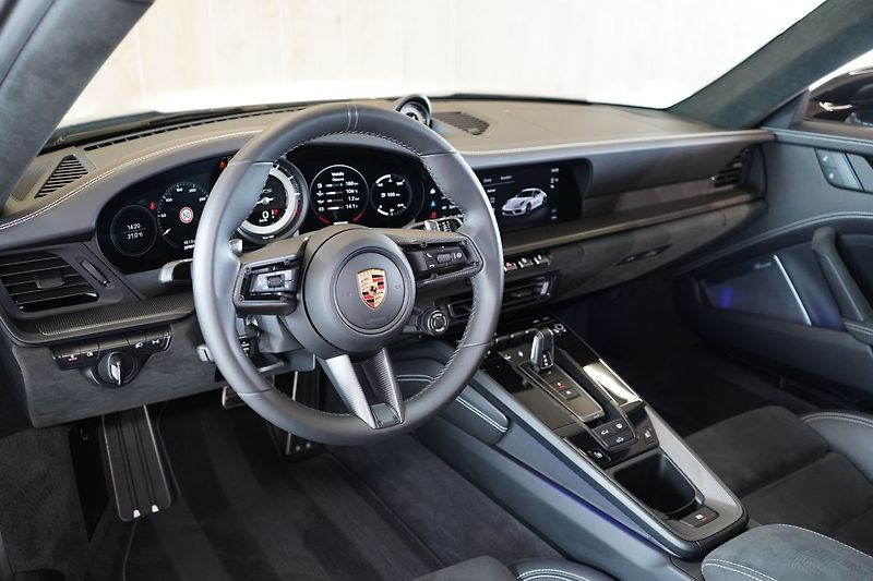 Porsche 911 Carrera 4 GTS, Aerokit, Lift - fotka 18 z 55