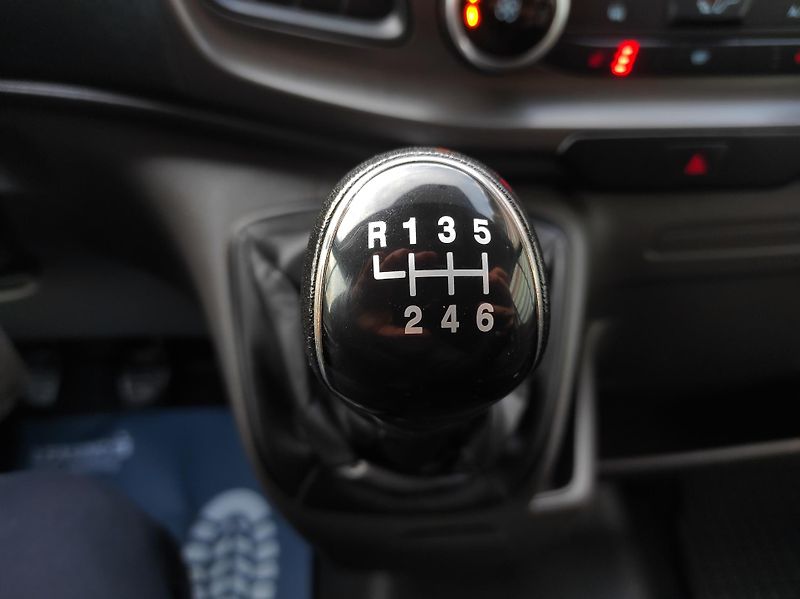Ford Transit 2,0eBlue DCiV,L3,5 míst,Tažné - fotka 22 z 31
