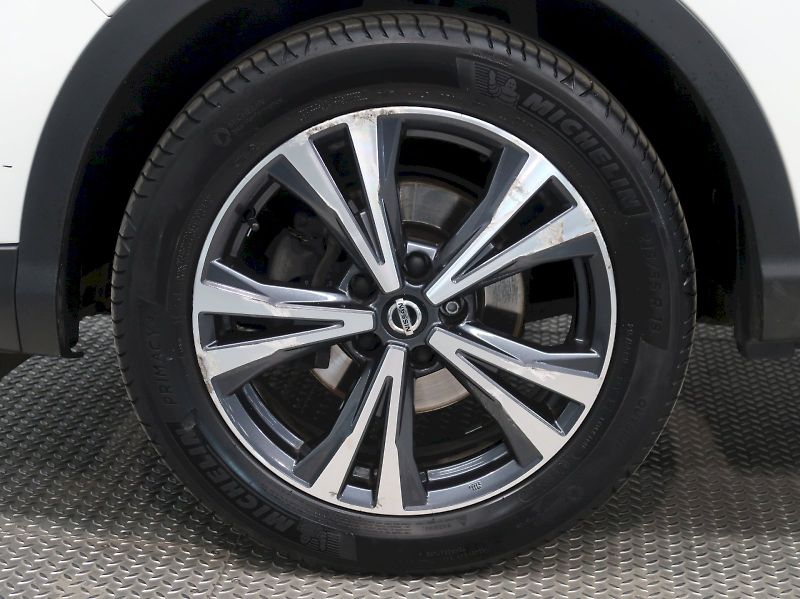 Nissan Qashqai (2021) 1.3DiG-T 103KW TAŽNÉ 360*CAMER - fotka 12 z 33