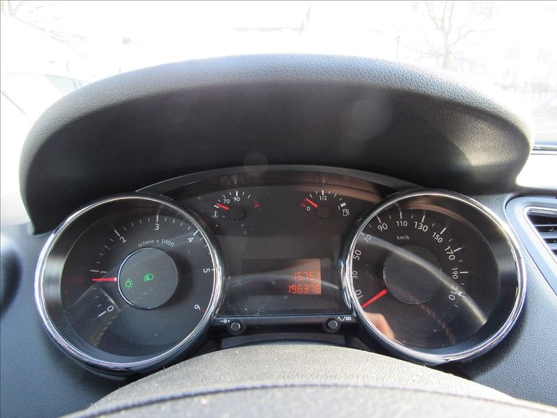 Peugeot 5008 2,0 HDi 110kW - fotka 13 z 23
