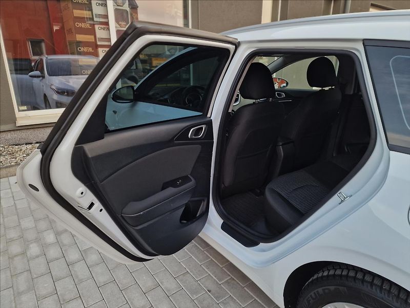 Kia Ceed 1.6CRDi 100kW Fresh SW,1.Maj. - fotka 18 z 47