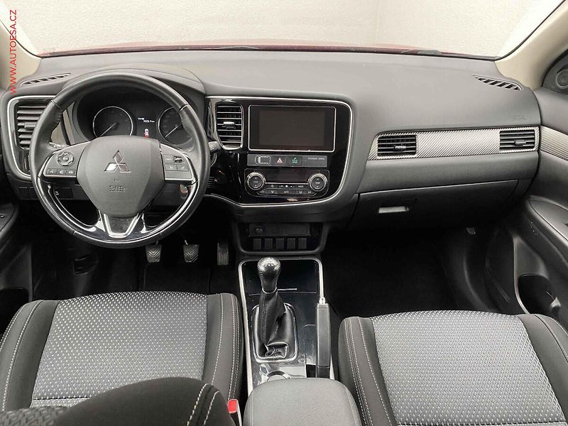 Mitsubishi Outlander (2017) 2.0 2WD, Invite, kamera, +ALU - fotka 8 z 17
