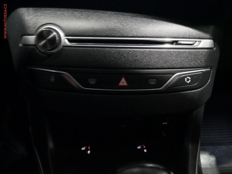 Peugeot 308 (2016) 1.2PT, 1.maj,ČR, Allure - fotka 16 z 18