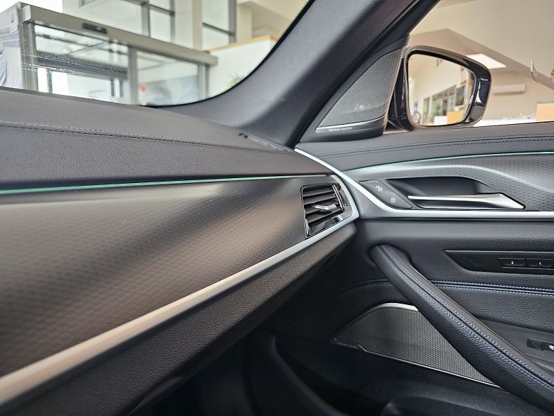 BMW Řada 5 M550i xDrive - fotka 32 z 32