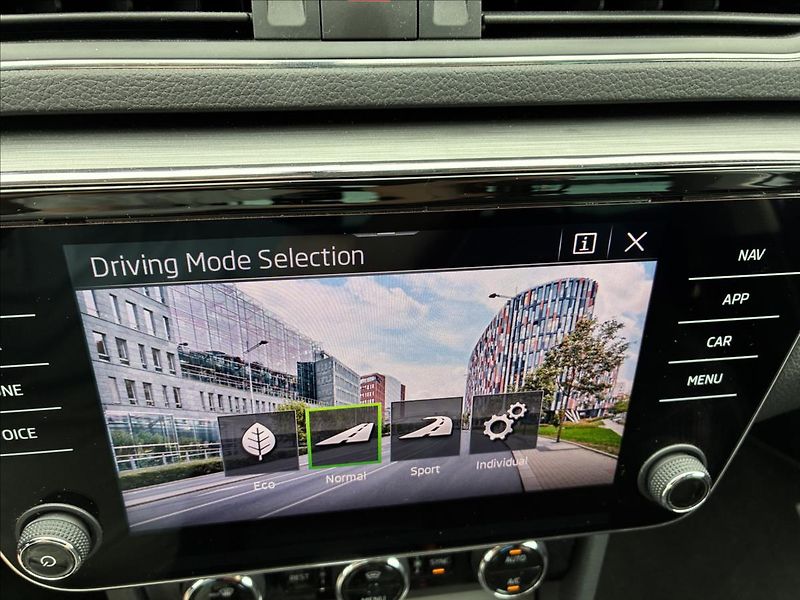 Škoda Superb 2,0 STYLE 4X4 TAŽNÉ,KAMERA - fotka 24 z 31