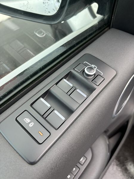 Land Rover Discovery 2.0SD4 177kW LUXURY 7-Míst TZ - fotka 9 z 29
